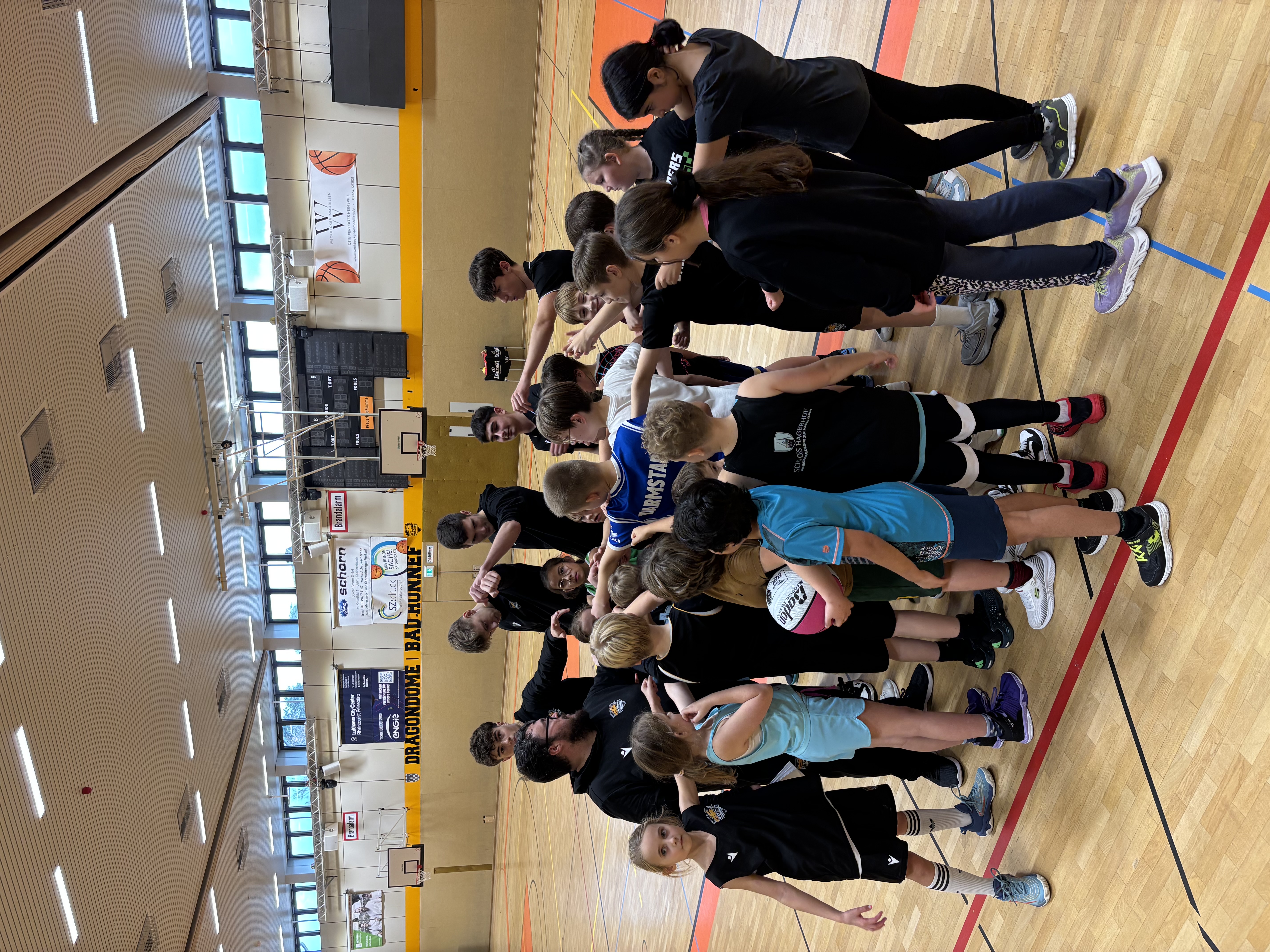 Jugendteam der Dragons Rhöndorf beim Team-Huddle