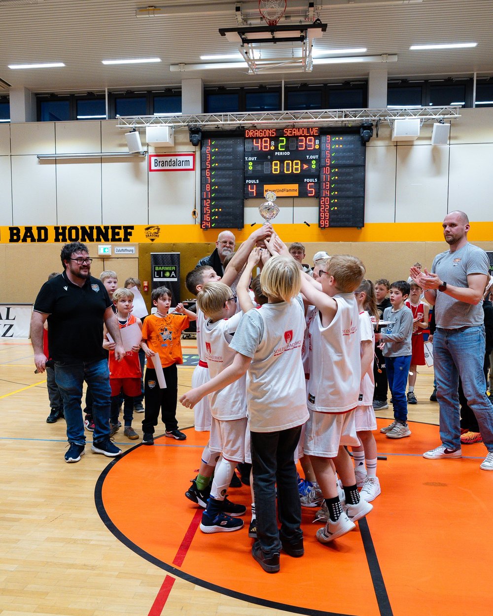 Jugendmannschaft jubelt mit Pokal